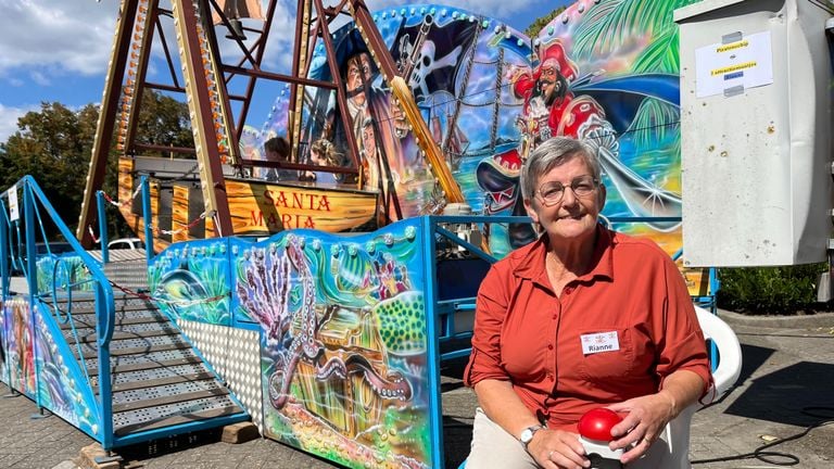 Voluntary Rianne monitors the swing ship. (Photo: Floortje Steigenga)