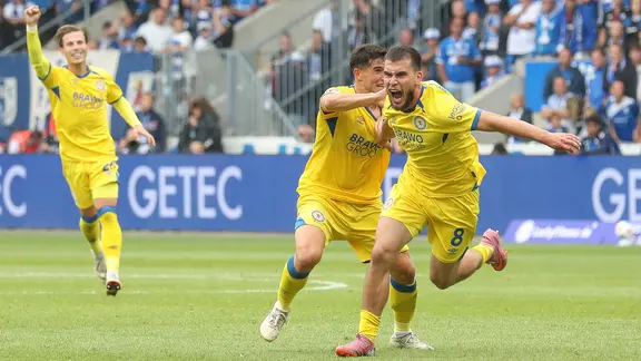 Braunschweig's Mehmet Aydin (right) cheered a goal.