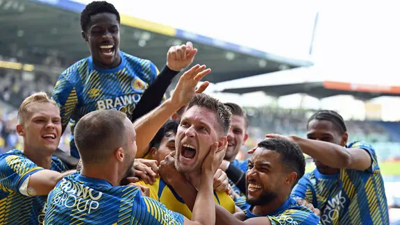 Braunschweig's players cheer a goal