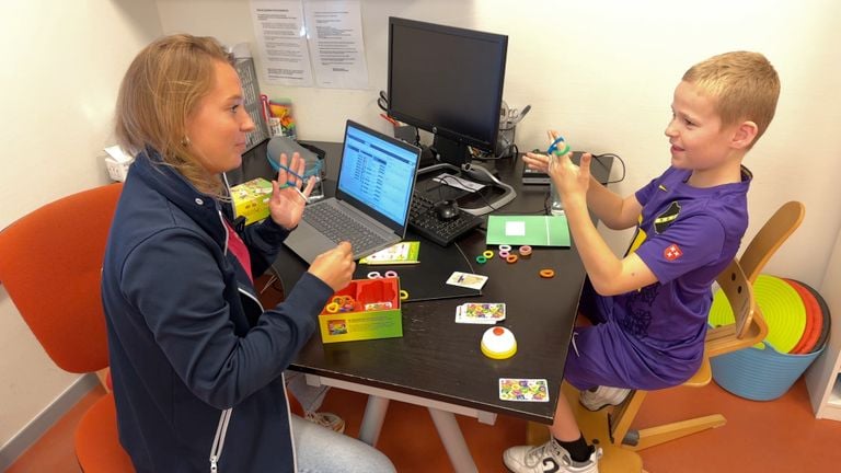 Child physiotherapist Isabelle Kranenburg Getting started with Mike (photo: Ronald Sträter).