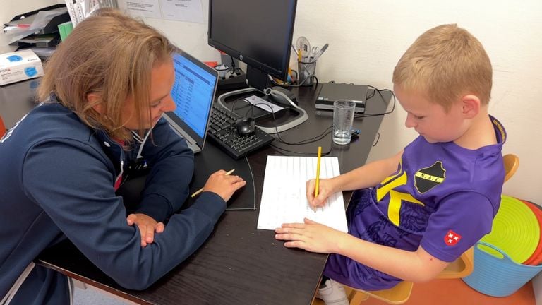 Child physiotherapist Isabelle Kranenburg does a writing exercise with Mike (photo: Ronald Sträter).