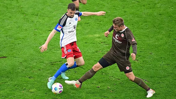 HSV player Jonas Meffert (left) in the duel with St. Paulis Hauke ​​Wahl