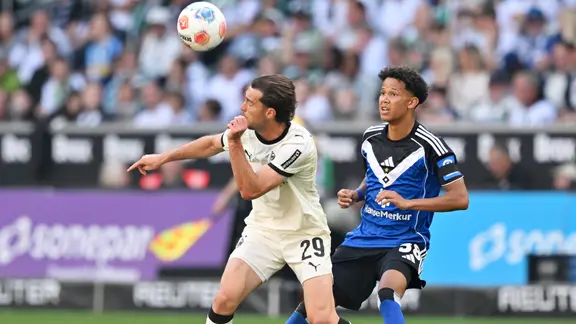Alexander Roessing-Lelesiit (right) from Hamburger SV in the duel with Gladbach's Joe Scally