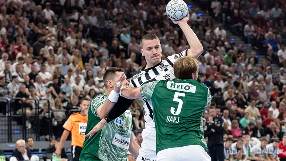 Kiels Elias Ellefsen a Skipagotu (M.) in use against the Foxes Berlin