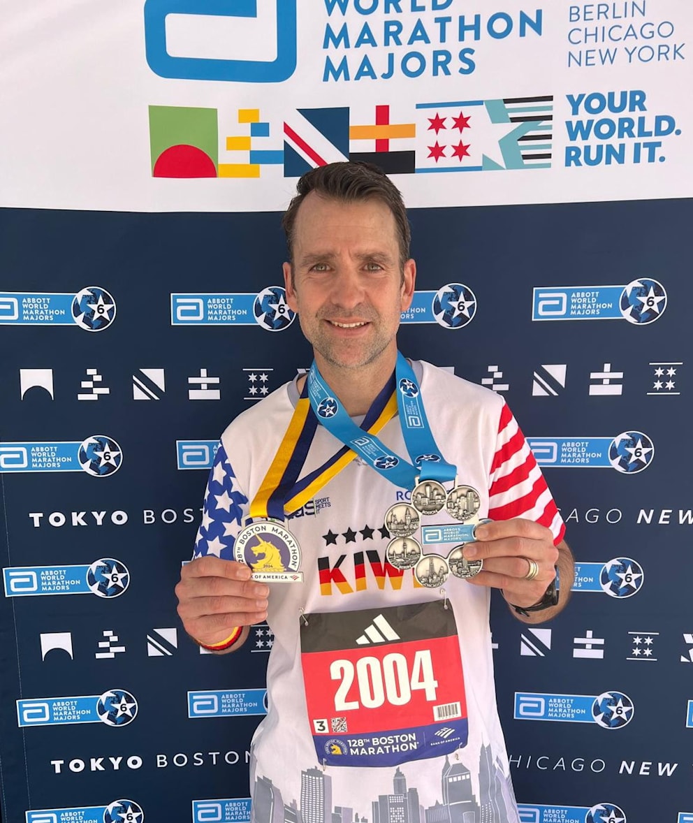 Kiefer mit seiner Boston-Medaille und der Six-Star-Finisher-Medaille