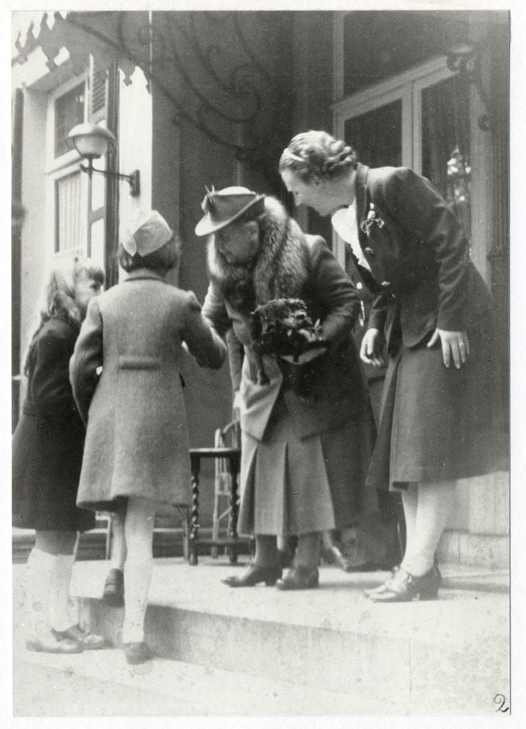 Two girls offer Queen Wilhelmina and Princess Juliana flowers on the landing of Anneville (photo: Photo: Atelier Boogaard Breda/Stadsarchief Breda).
