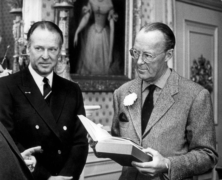 Erik Hazelhoff Roelfzema and Prince Bernhard while offering the book Soldaat van Oranje in 1971 (Photo: Anefo / NA / National Archive) 
