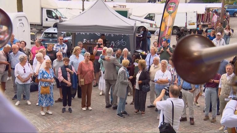 Tilburgers thank Weterings for his efforts as mayor (Omroep Brabant).