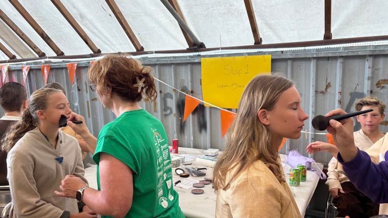 The actors are also getting ready for the theater parade (photo: Imke van de Laar) 