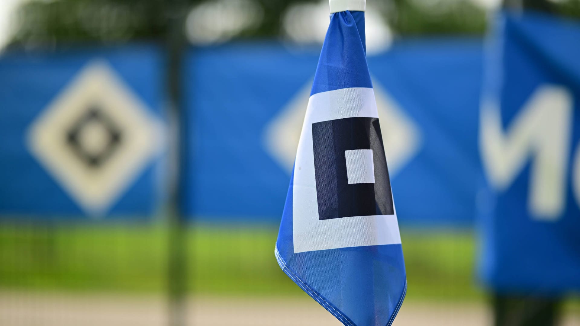 A flag with the HSV-Raute (symbol image): The U19 of the Hamburger has clearly prevailed in the small north derby near Werder Bremen.