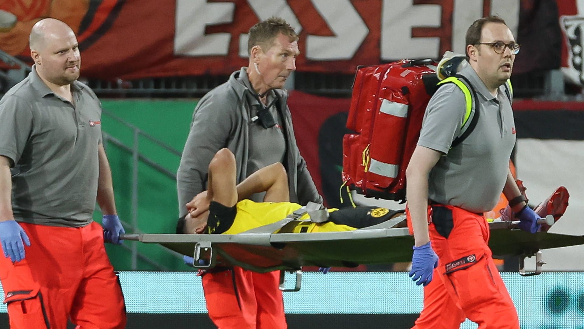 Yan Couto is brought off the pitch on a stretcher: he probably threatens a long failure.