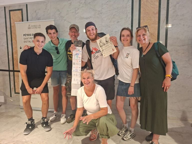 With a full pilgrim passport and pilgrim certificate, Jack is in the Sint-Pietersbasiliek together with his family (photo: Jack Schoneveld). 