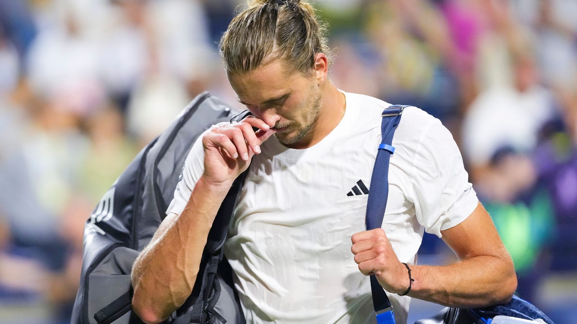 Alexander Zverev leaves the place after his defeat.