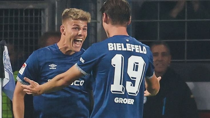 Bielefeld's scorer Julian Kania (L) celebrates his goal to 2-1 with Maximilian Große (M.) and Joel Grodowski (right): The promoted team shone against the Fortuna.