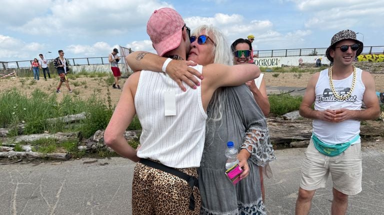Everyone hugs with the aunts (photo: Jos Verkuijlen).