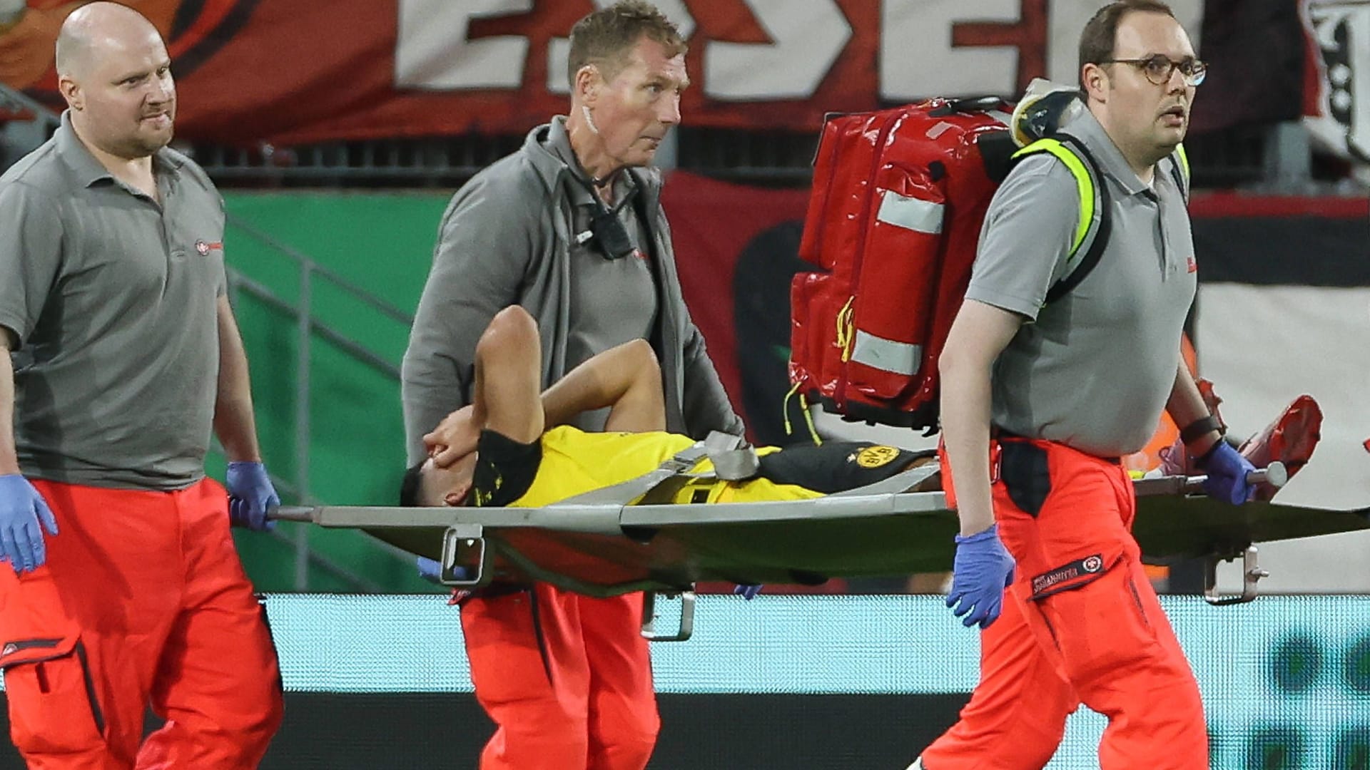 Yan Couto is brought off the pitch on a stretcher: he probably threatens a long failure.