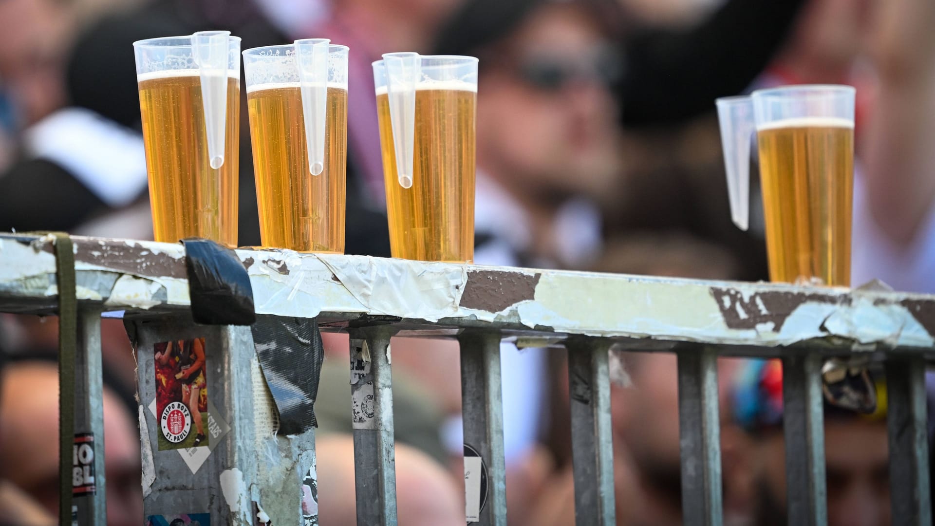 Bierbecher are on a shelf in the Millerntor Stadium (archive picture): FC St. Pauli raises the prices for drinks and dishes for the new season.