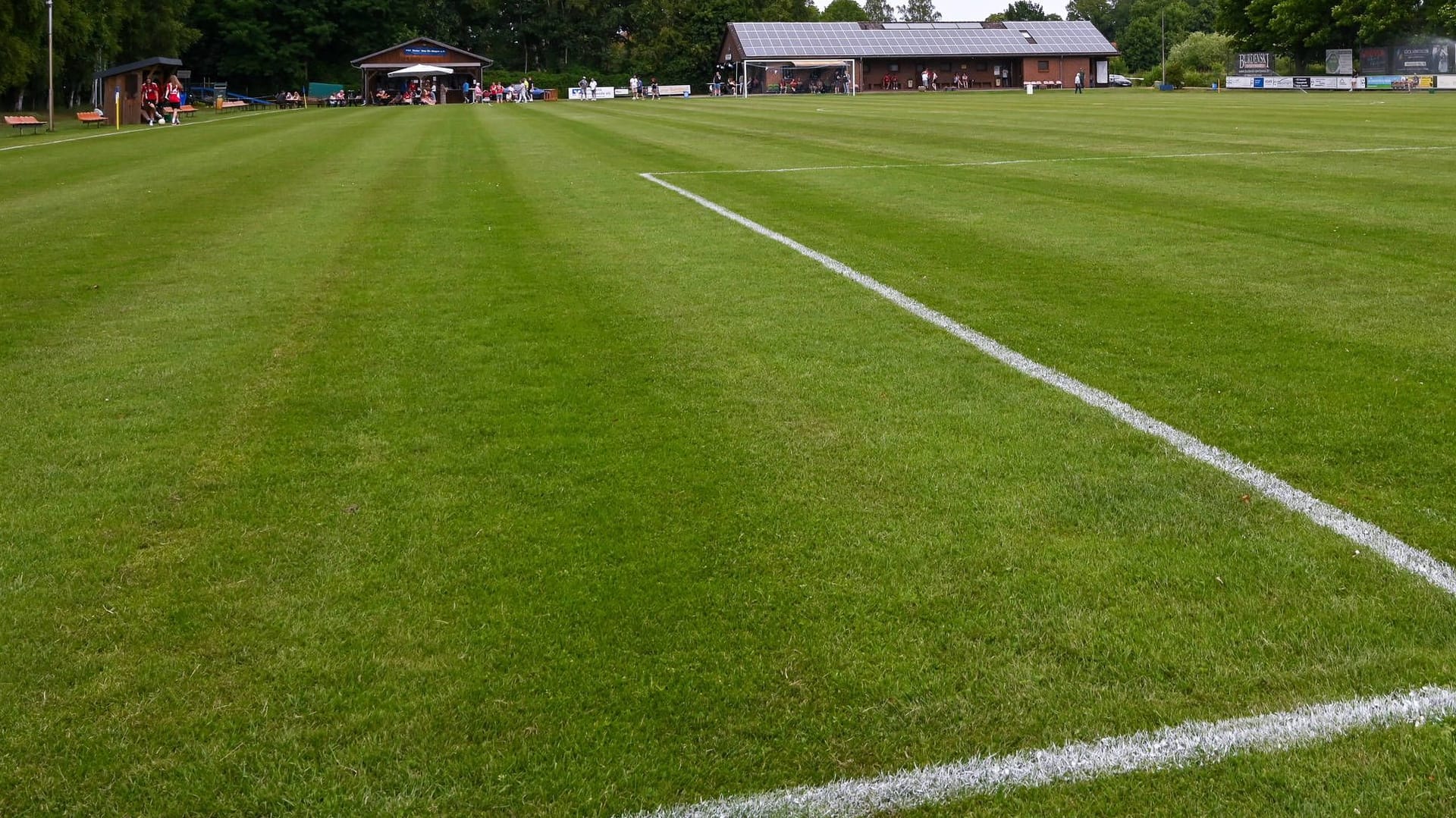 A soccer field (symbol image): There was an accident in the Czech Republic.