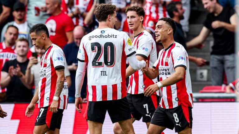 PSV four party after a goal in the battle for the Johan Cruijff Scale (photo: Orange Pictures).