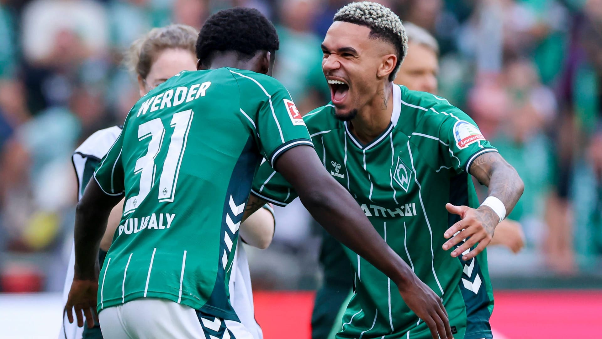 Ecstasy: Bremen's Coulibaly (left) cheers with teammate Njinmah over his 3: 3 against Bayer Leverkusen.