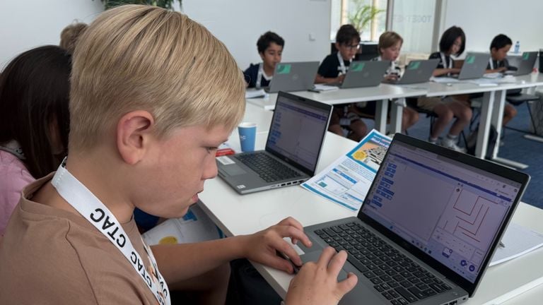 Diederik is busy coding his maze (photo: Jos Verkuijlen).