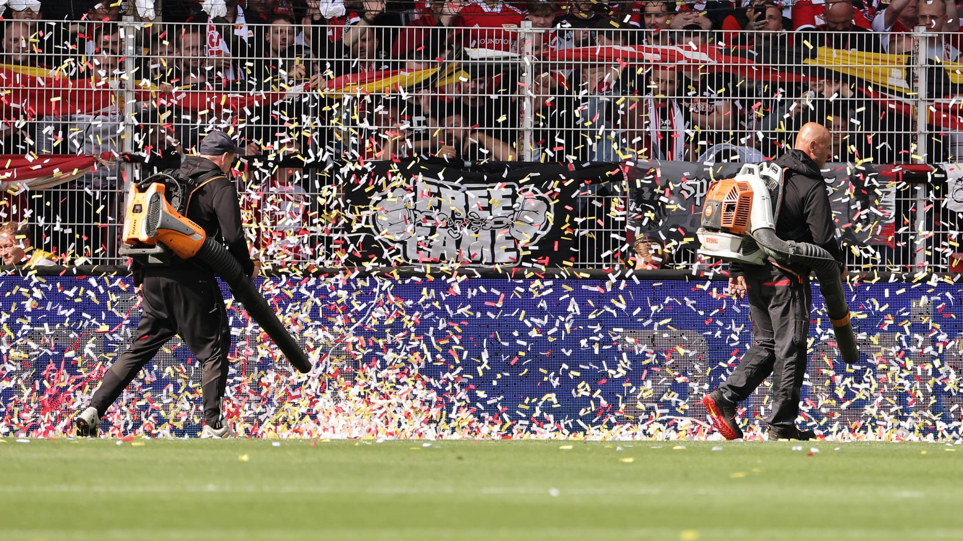 Partycrasher: Two folders remove the confetti with leaf blowers from the lawn.