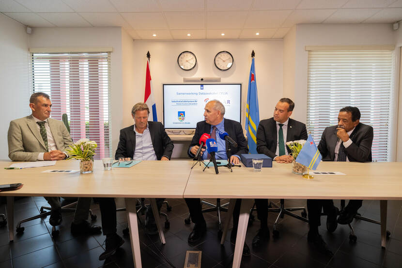 State Secretary Eddie van Marum (left), SSCS director Werner Haan (2nd from the left), Setar Director Roland Croes (center), Minister Geoffrey Wever and Minister Rene Herdé (Right) during the press moment on Aruba.