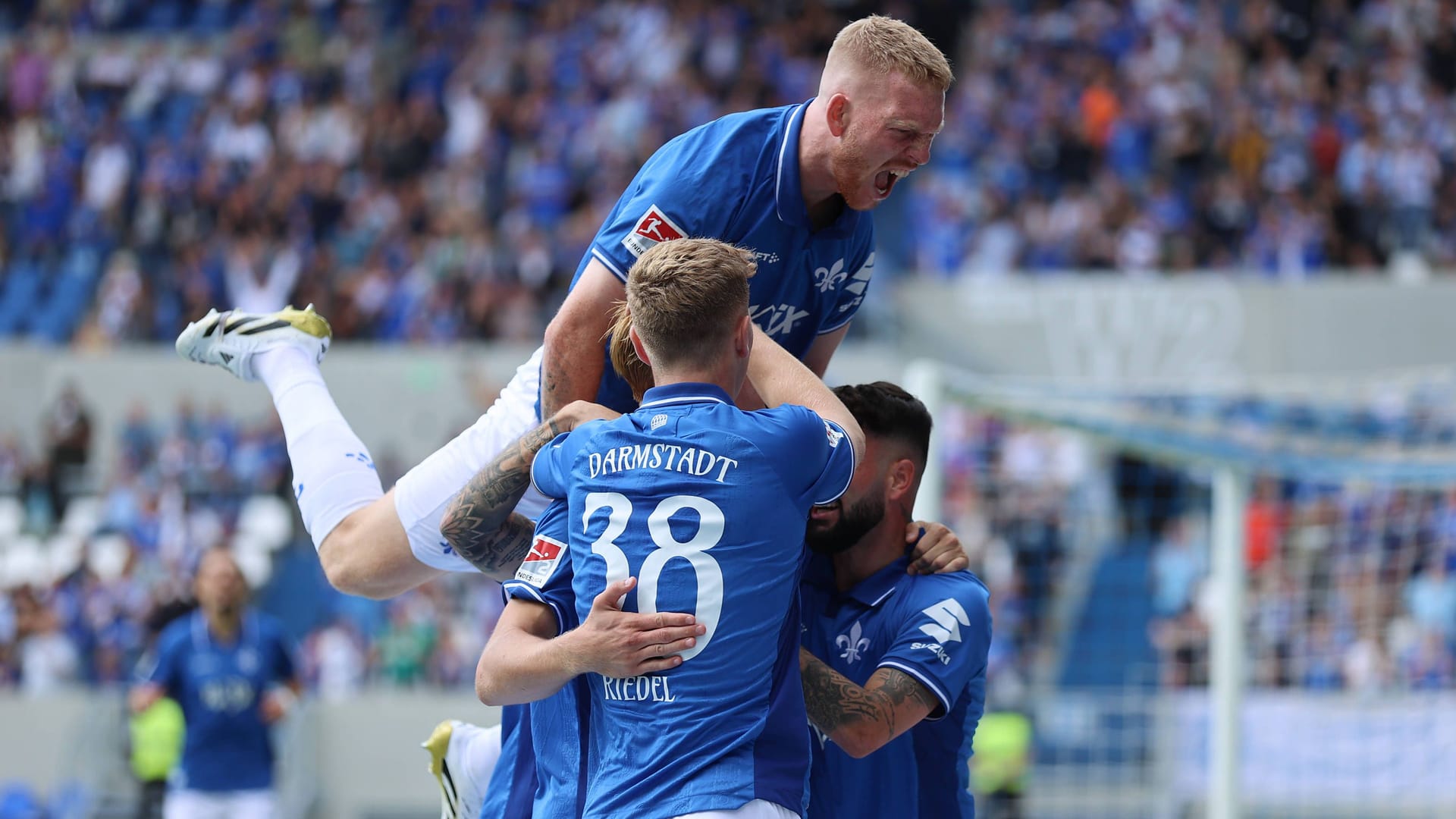 In Torrausch: The Darmstadt around Isac Lidberg cheer against VfL Bochum in the game.