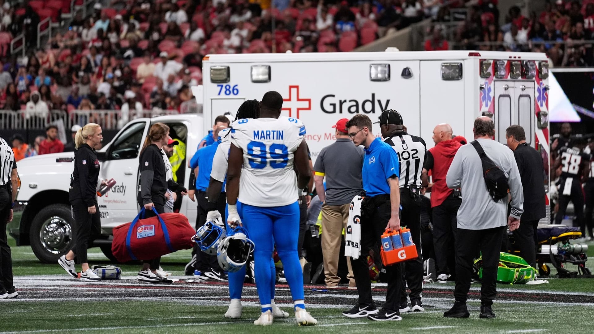 An ambulance on the field in Atlanta: There was a serious incident in the NFL test game.