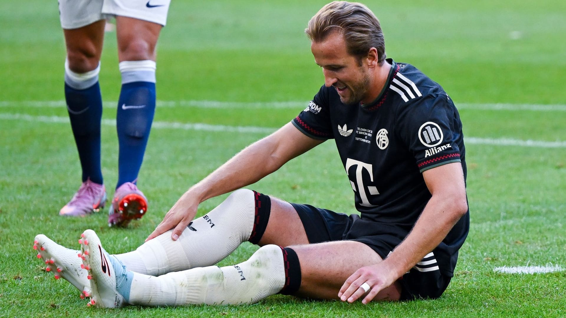 Unbelievable look: Harry Kane in the game against Tottenham on the ground.