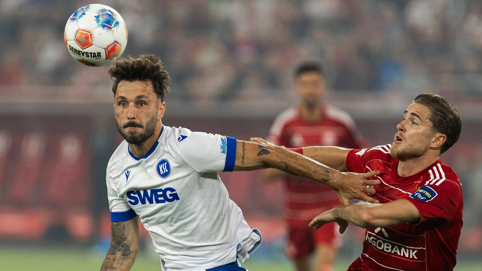 Fight for the ball: Karlsruhes Schleusener (left) against Düsseldorf's Rossmann.
