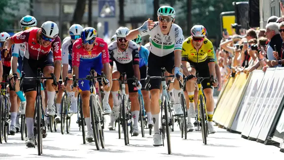 Rory Townsend cheered on his victory at the Cyclassics Hamburg 2025
