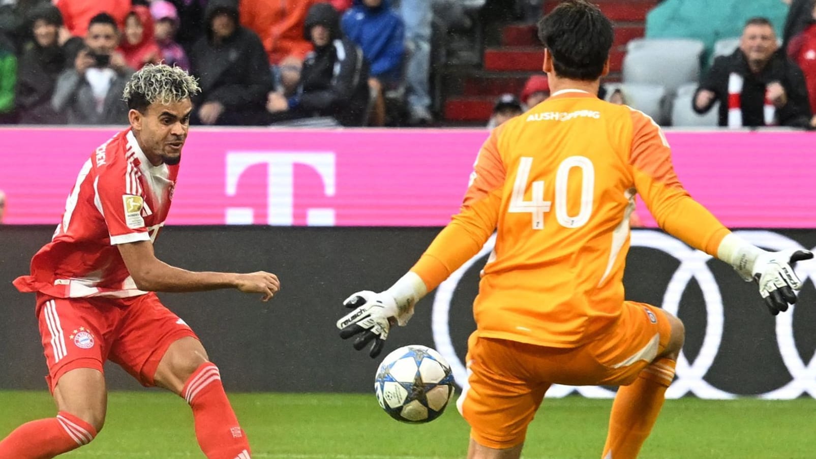 Luis Díaz fails on the opposing goalkeeper.