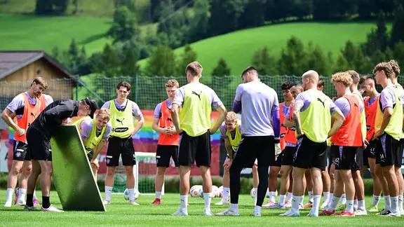 St. Pauli's coach Alexander Blessin (left) with his team in the training camp in Flachau (Austria)