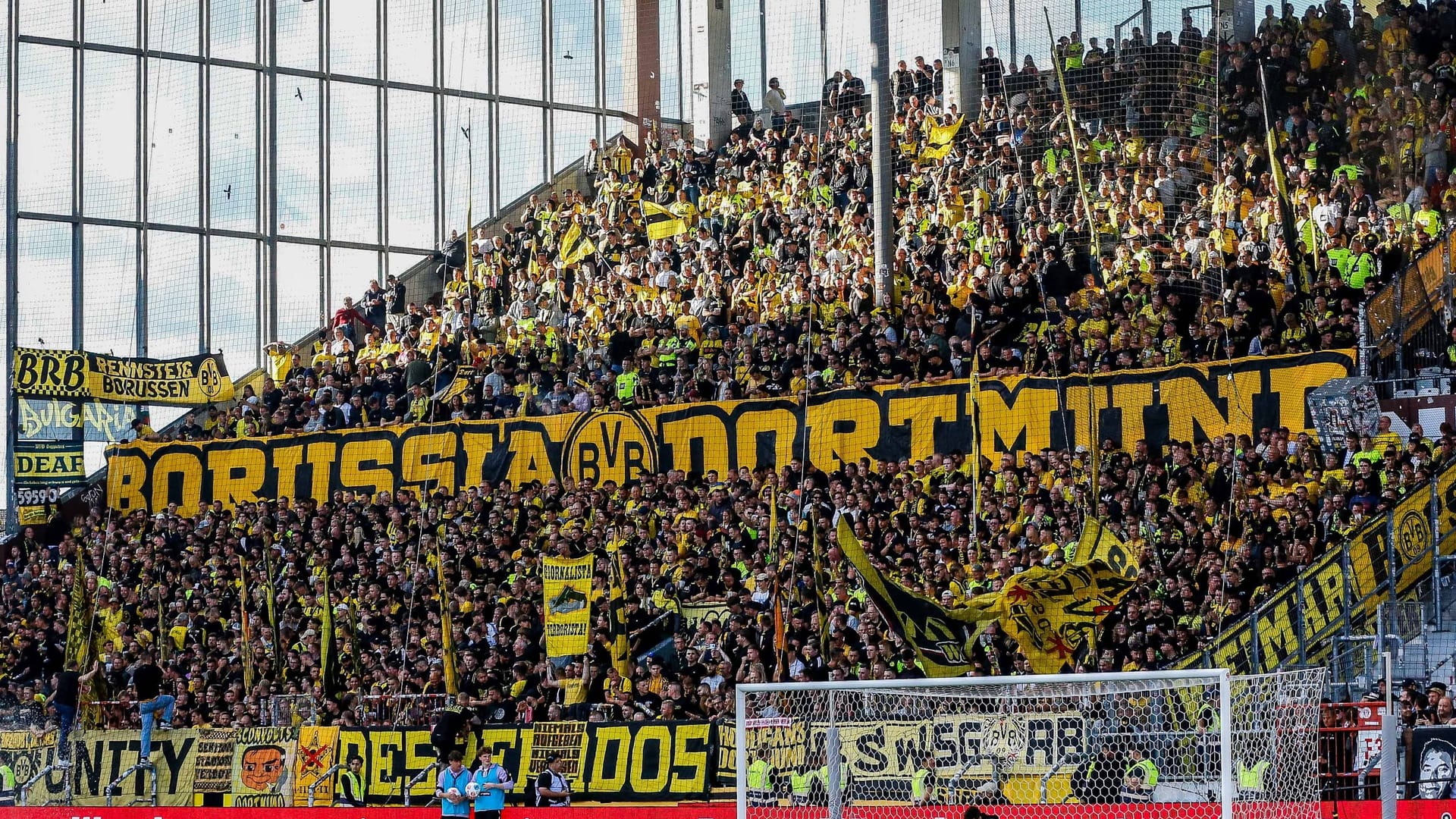 The Dortmund guest block at the Millerntor: a supporter of the Borussia then died of the game.