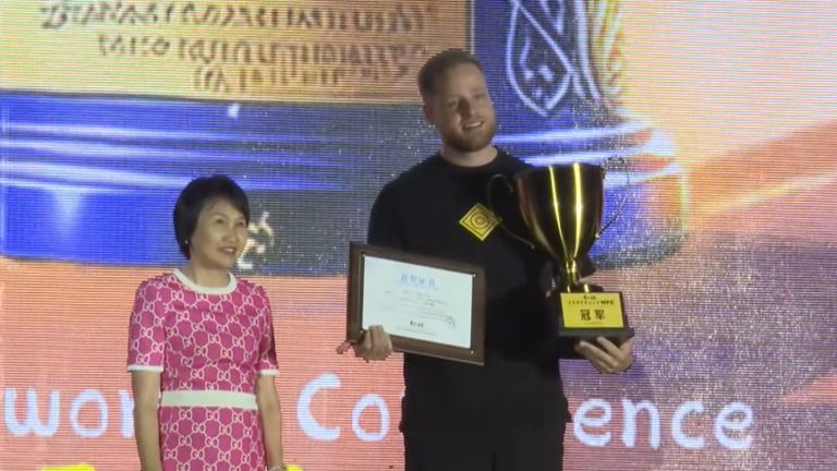 Roeland Weijenburg receives the price (own photo).