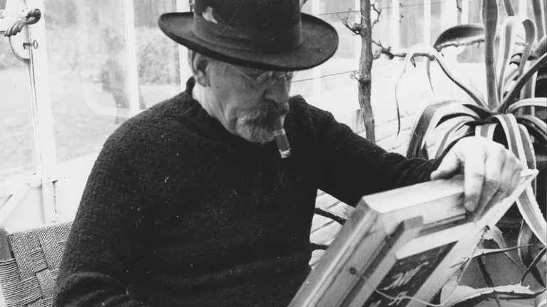 Doctor Hendrik Wiegersma with painting (photo: Museum De Wieger collection)