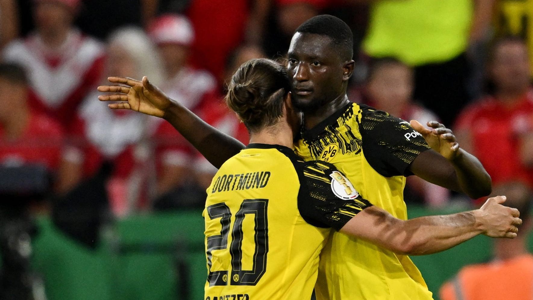 Serhou Guirassy (right) cheered: he scored the golden gate for BVB.