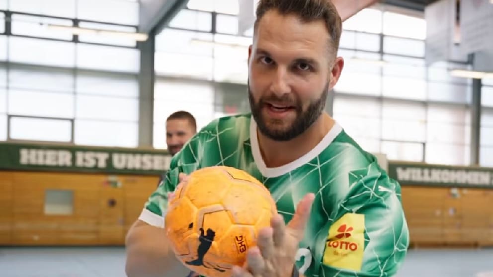 Björn Werner (34) muss sich erst an das Harz an den Fingern und am Handball gewöhnen