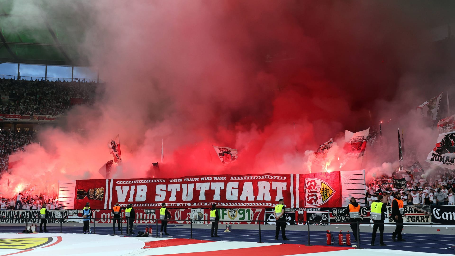In the fan block of VfB Stuttgart, there was a light loan during the cup final.
