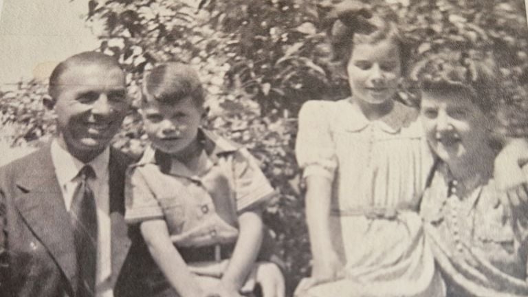 The Wijdenbeek family, without Andy, with left father Emanuel (from Family Archives).