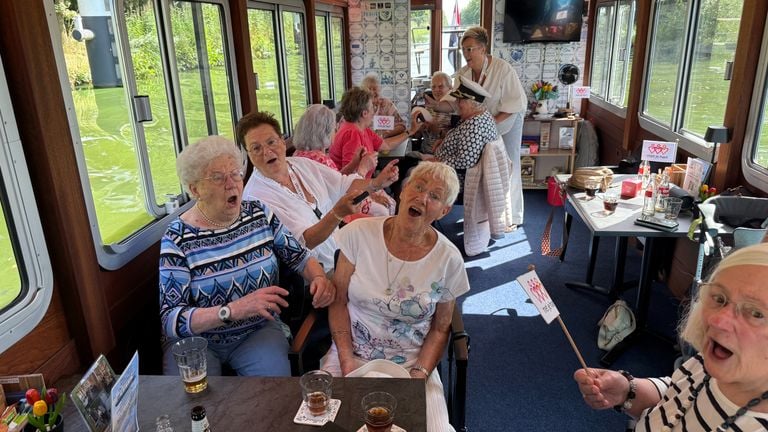 There is plenty of singing during the boat trip (photo: Jos Verkuijlen).