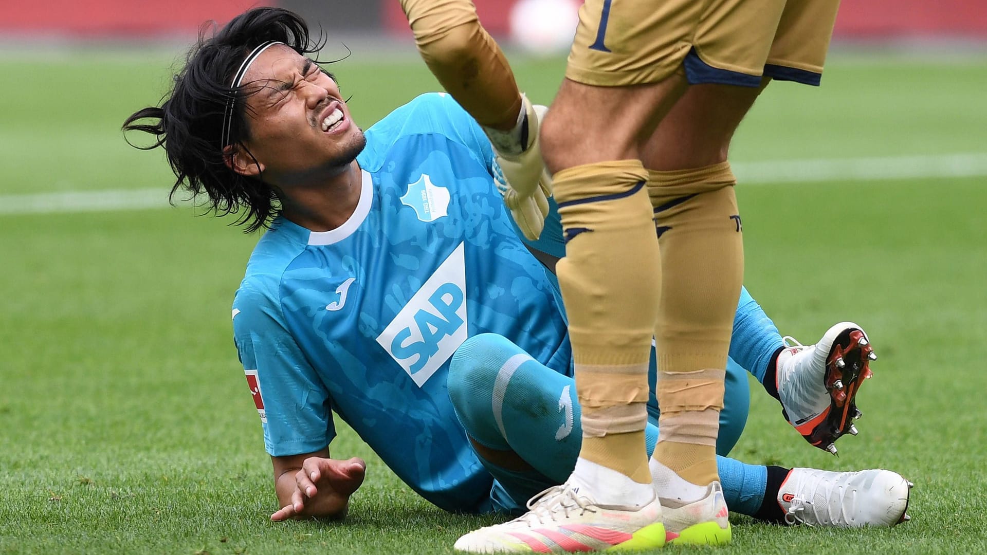 Koki Machida (left) injured on the ground: the Japanese fails with a cruciate ligament tear.