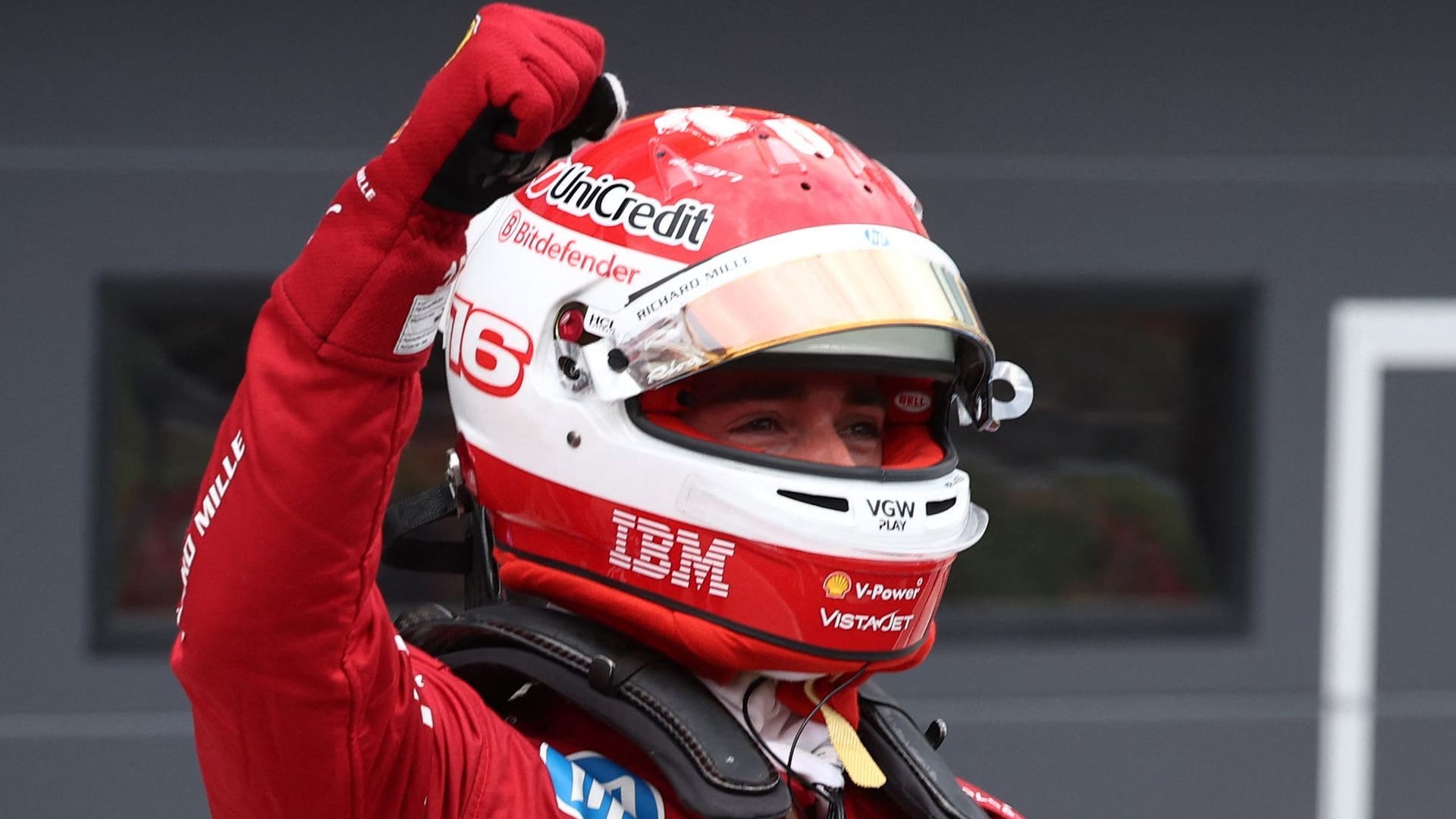 Cheers over the pole position: Ferrari-Pilot Charles Leclerc celebrates the qualification in Hungary.