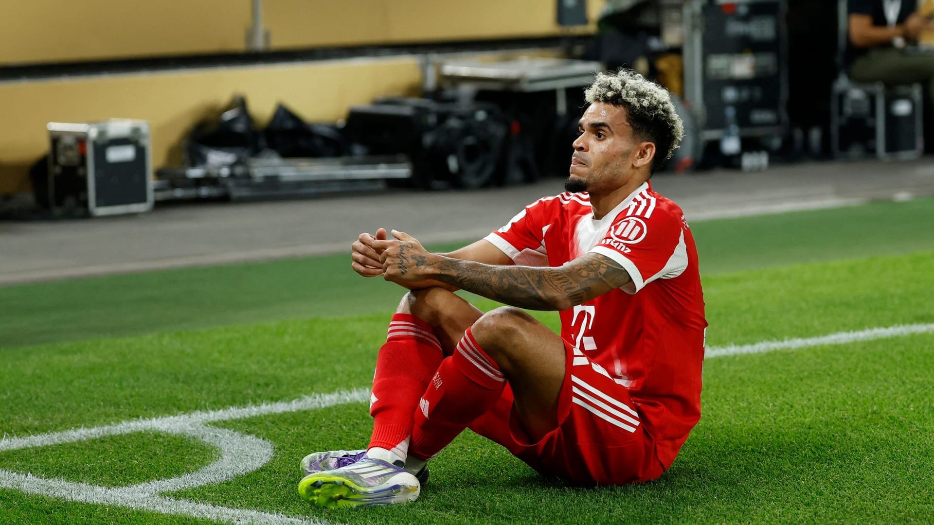 Luis Diaz cheers after his goal against Stuttgart - and reminds of a colleague.