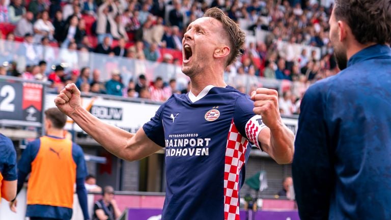 Luuk de Jong celebrates his, it now appears, last title with PSV (photo: Orange Pictures).