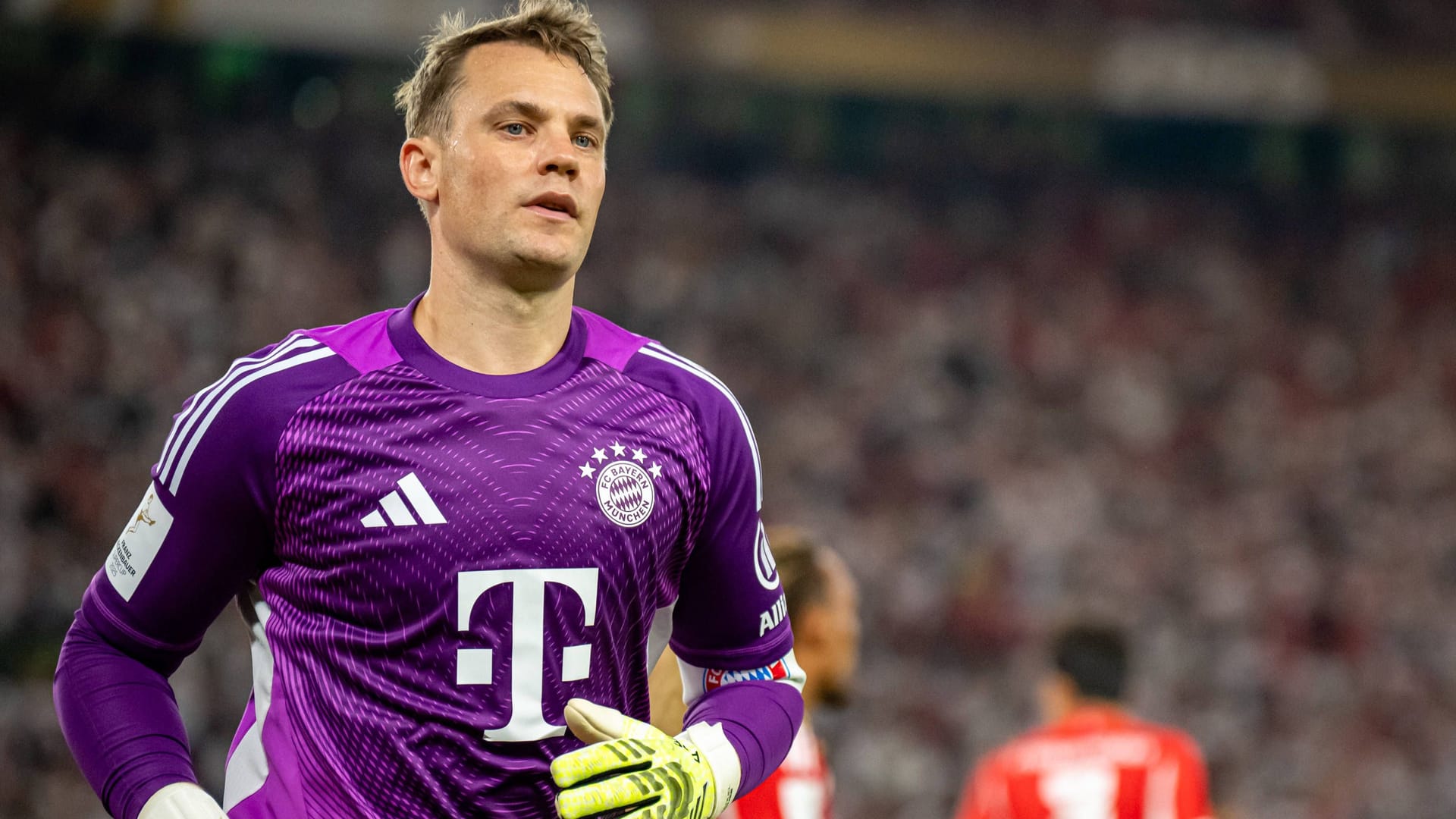 Manuel Neuer with Telekom-T on the chest: The company will be on the Bayern jersey for at least seven years.