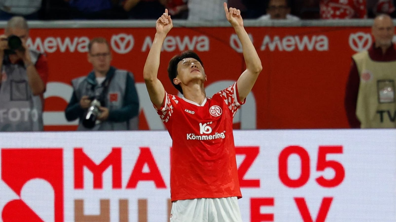 Celebrate his goal: Mainz 'Jae-Sung Lee during the cheers against Rosenborg Trondheim.