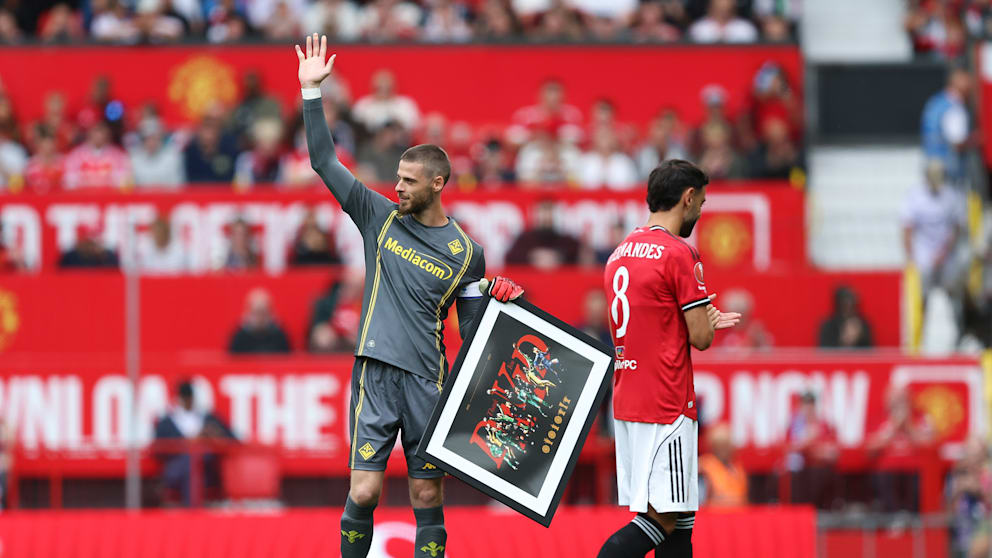 De Gea (34) bekommt beim Wiedersehen von Bruno Fernandes (30) ein gerahmtes Bild überreicht