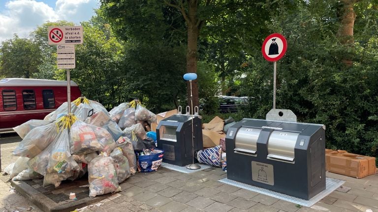 From lamps to doormats, everything is placed in the parking lot (photo: Omroep Brabant).